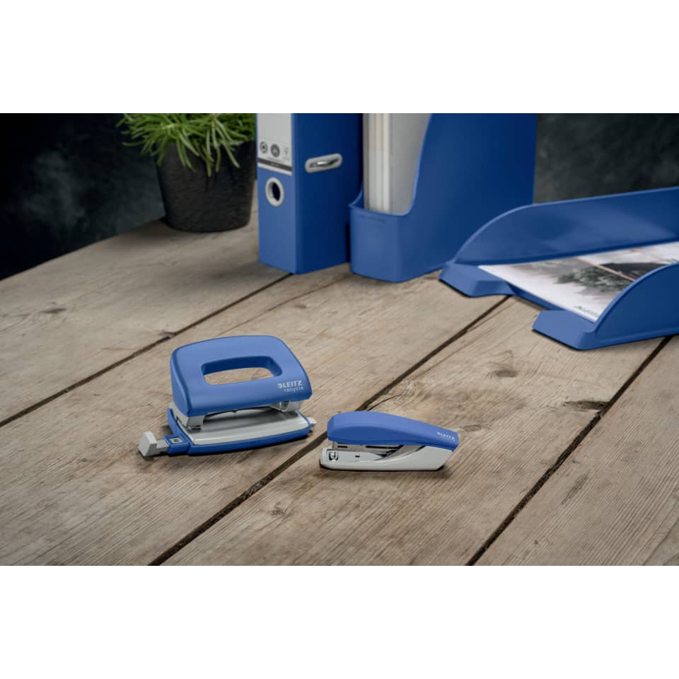 Heftgerät Mini NeXXt Recycle, 10 Blatt, Einlegetiefe 35 mm, blau LEITZ 5617-00-35